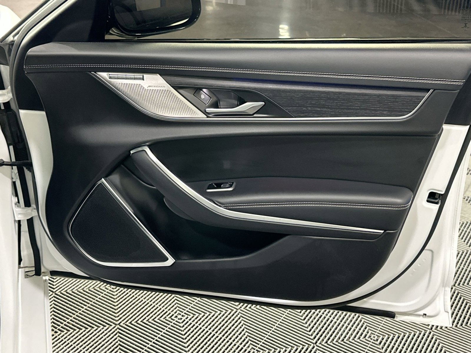 Used 2022 Jaguar XF R-Dynamic SE image 39