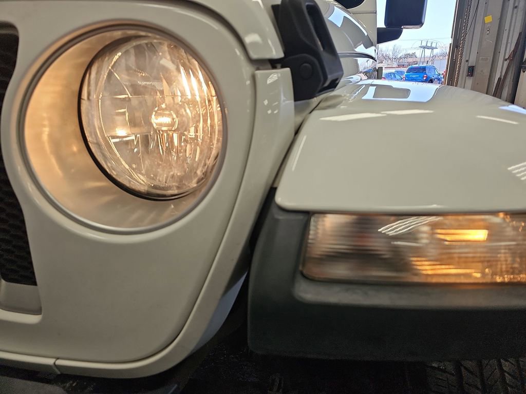 Used 2020 Jeep Wrangler Unlimited Sahara AWD/4WD image 29
