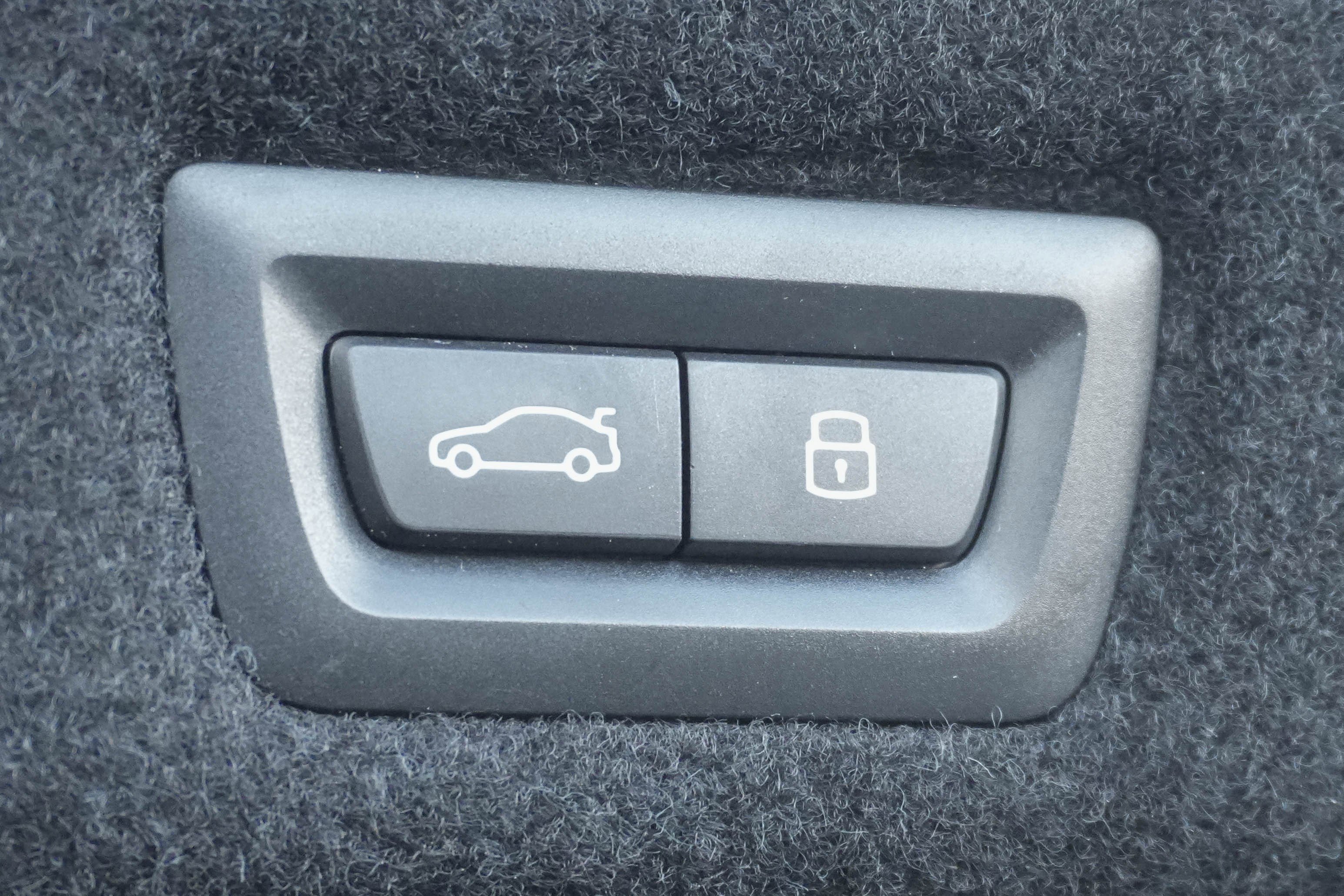 Certified 2023 BMW 760i xDrive w/ Executive Package image 40