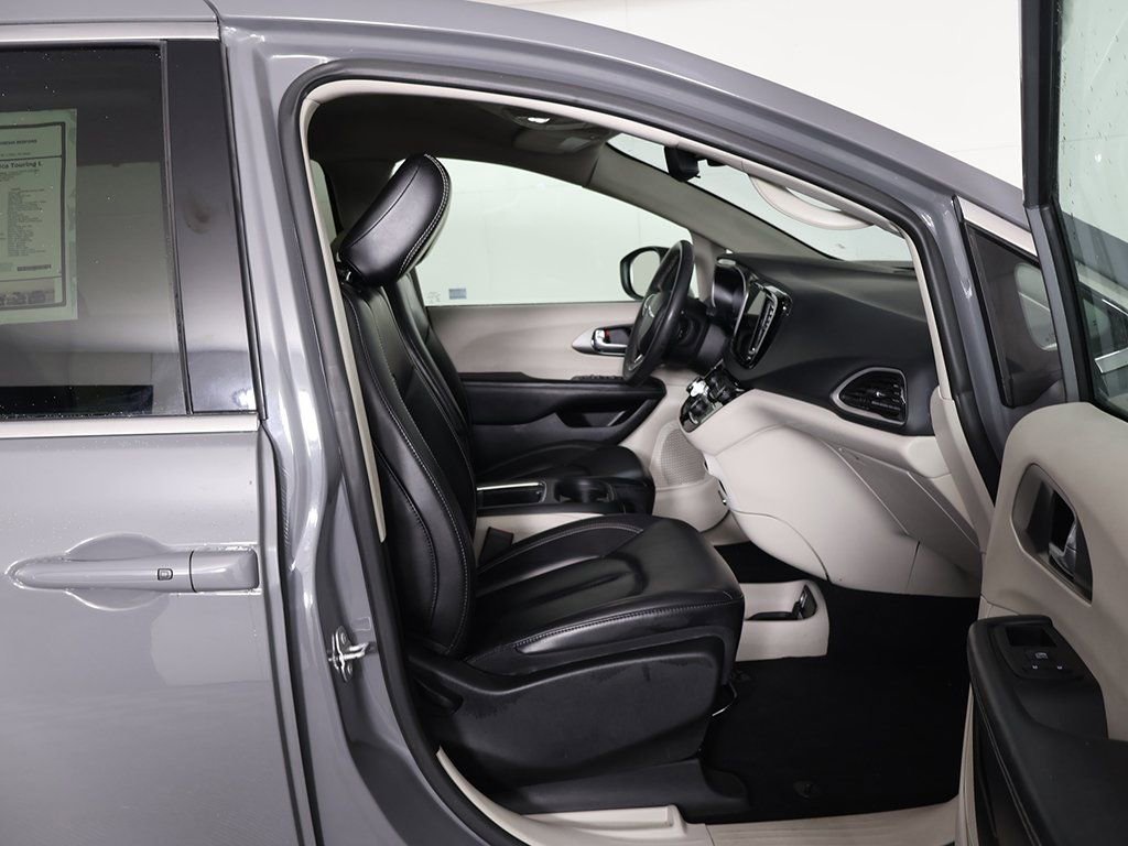 Used 2023 Chrysler Pacifica Touring-L image 27