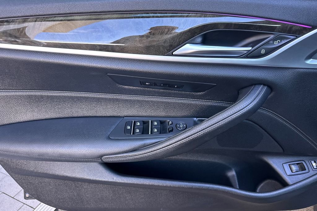 Used 2019 BMW 530e w/ M Sport Package image 10