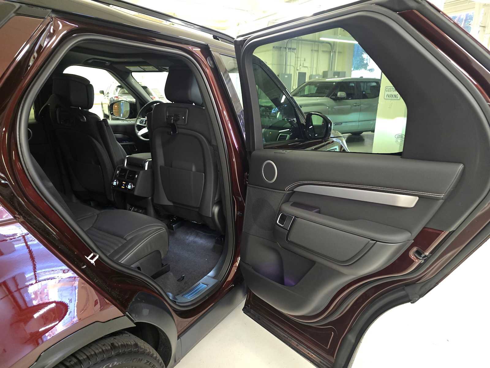 New 2026 Land Rover Discovery Limited Edition AWD/4WD image 14