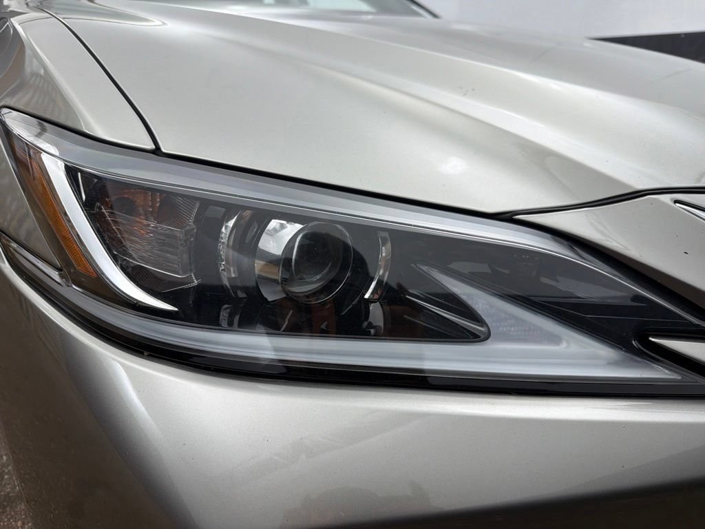 Used 2020 Lexus ES 300h w/ Luxury Package FWD image 32