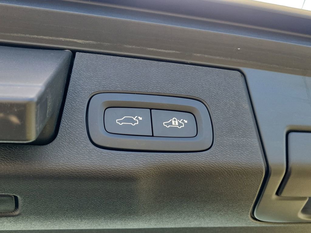 Used 2021 Volvo XC60 T5 Momentum w/ Protection Package Premier image 16