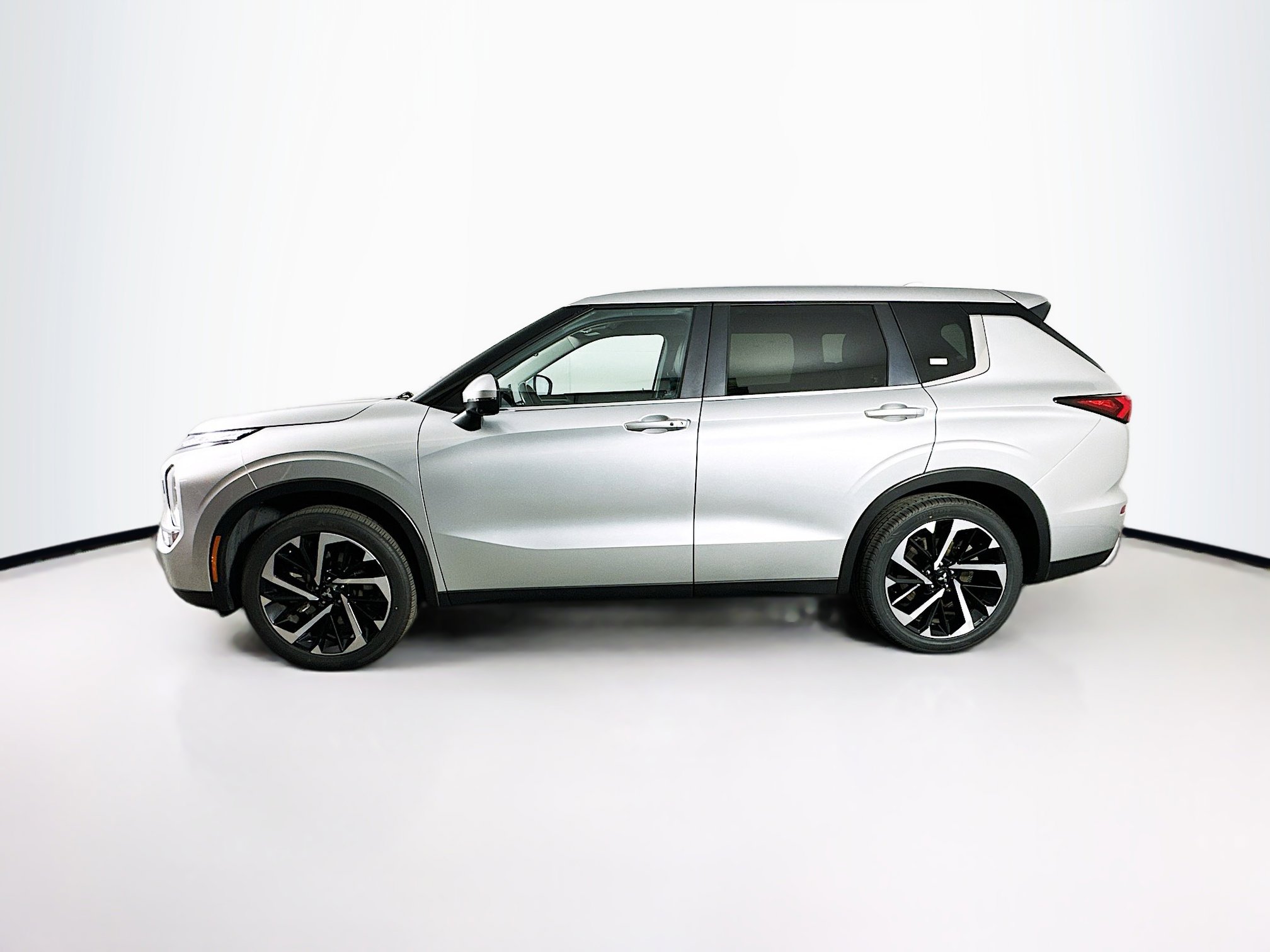 Used 2024 Mitsubishi Outlander SE image 4