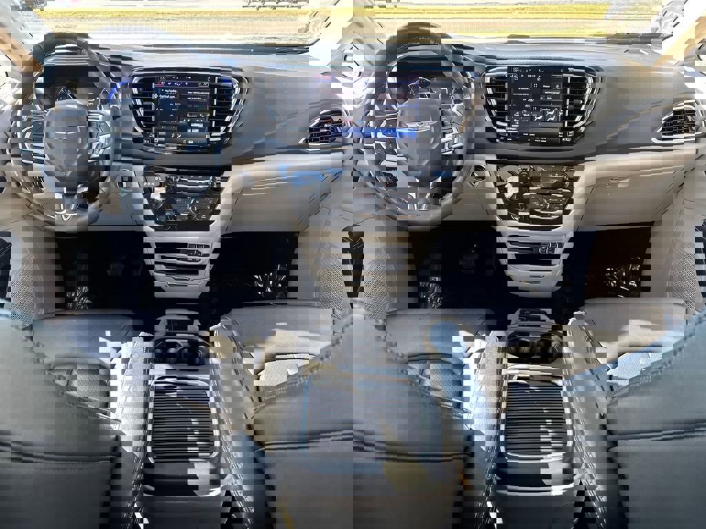 Used 2024 Chrysler Pacifica Touring-L image 15