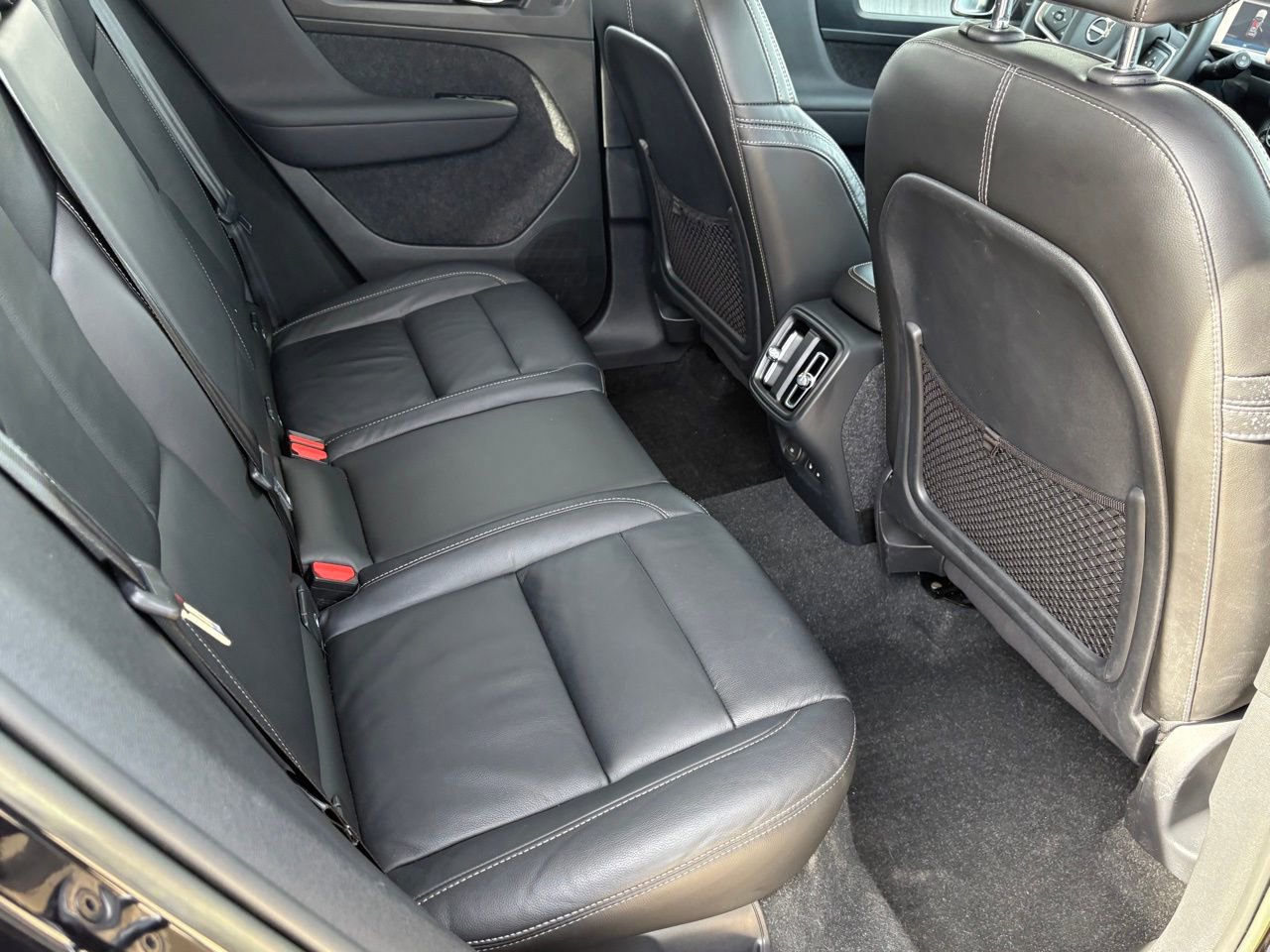 Certified 2023 Volvo XC40 B5 Ultimate w/ Protection Package Premier image 33