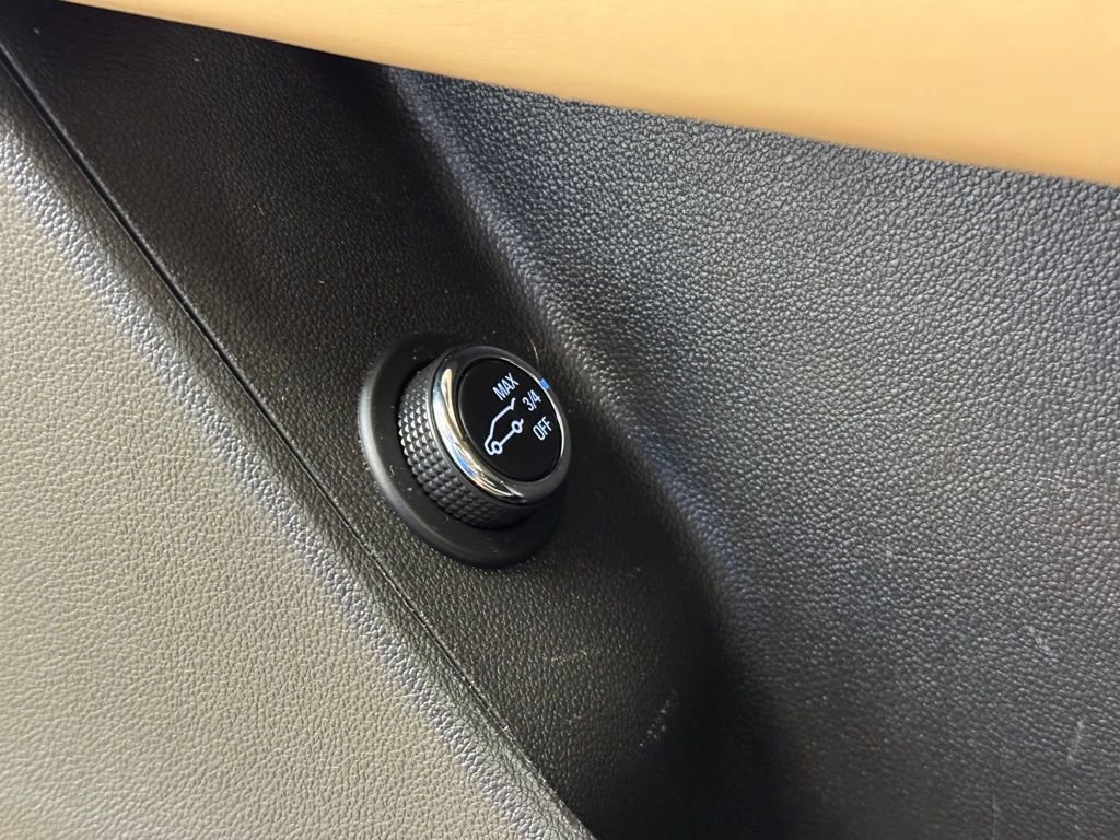 Used 2017 Cadillac XT5 Platinum w/ Driver Assist Package image 11