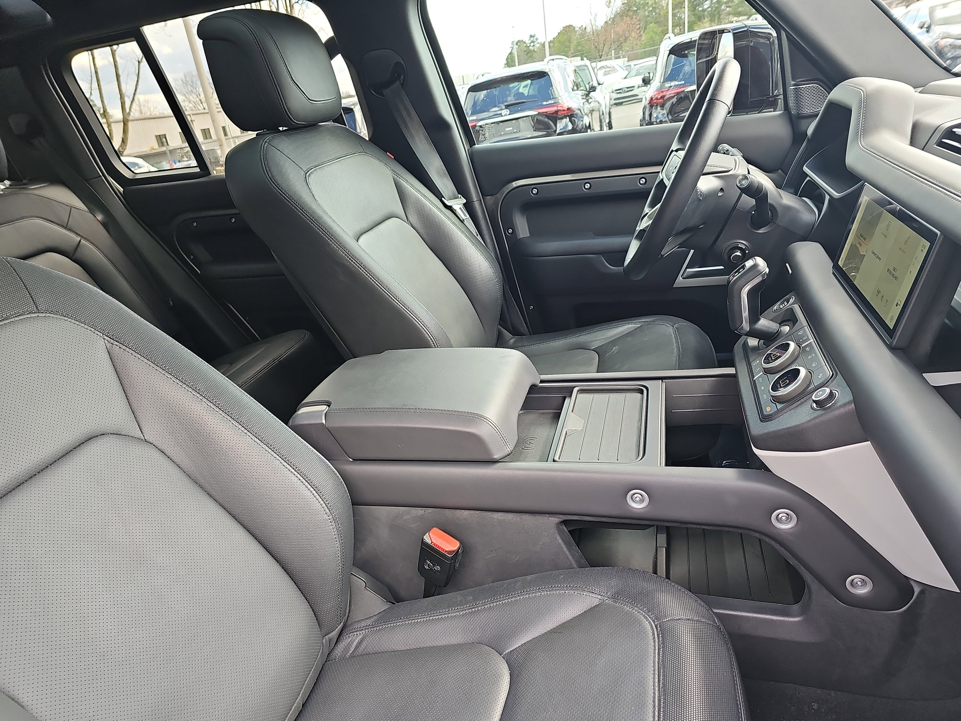 Used 2024 Land Rover Defender 110 X-Dynamic SE image 10