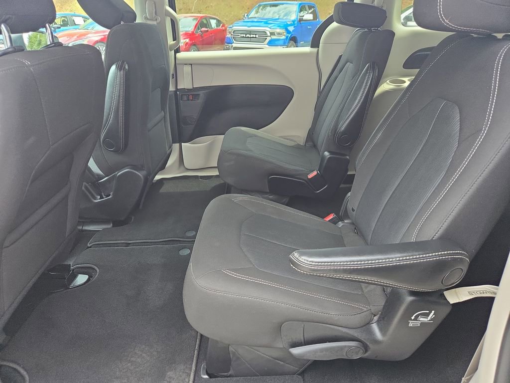 Used 2023 Chrysler Voyager LX FWD image 24