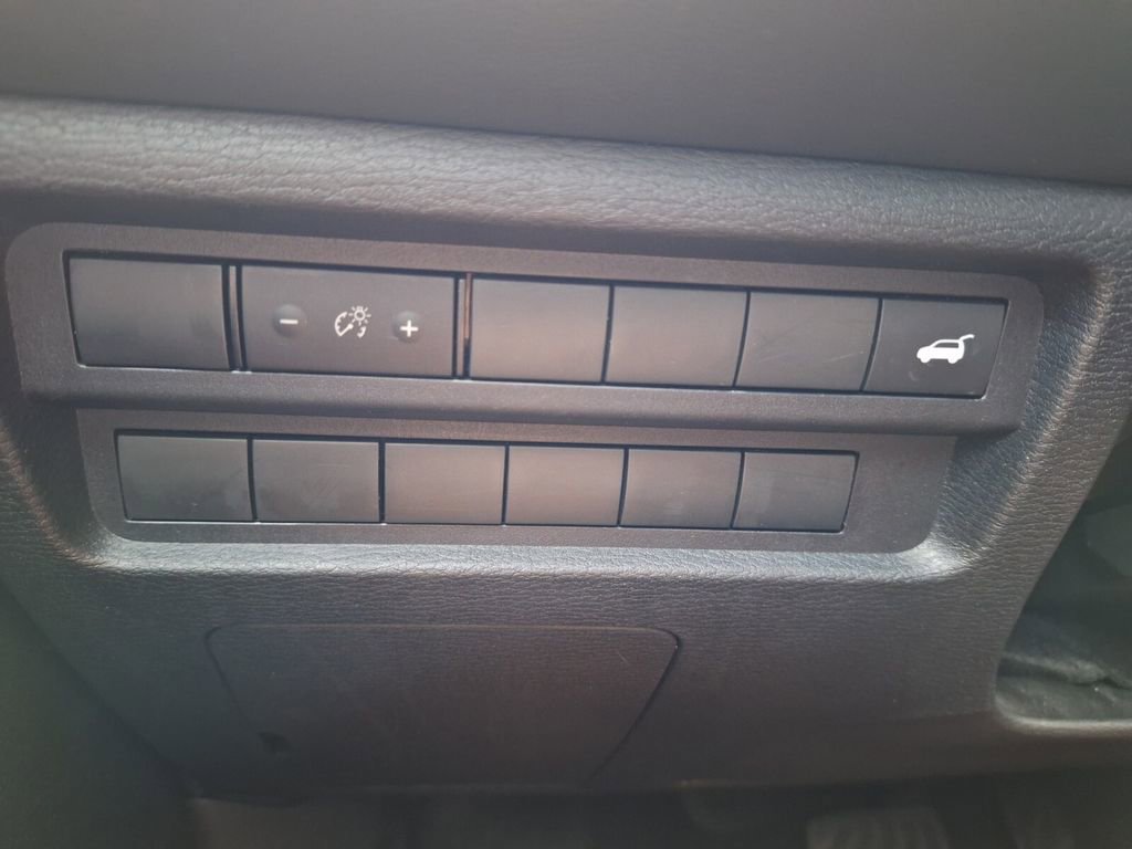 Used 2024 Mitsubishi Outlander SE Black Edition FWD image 12