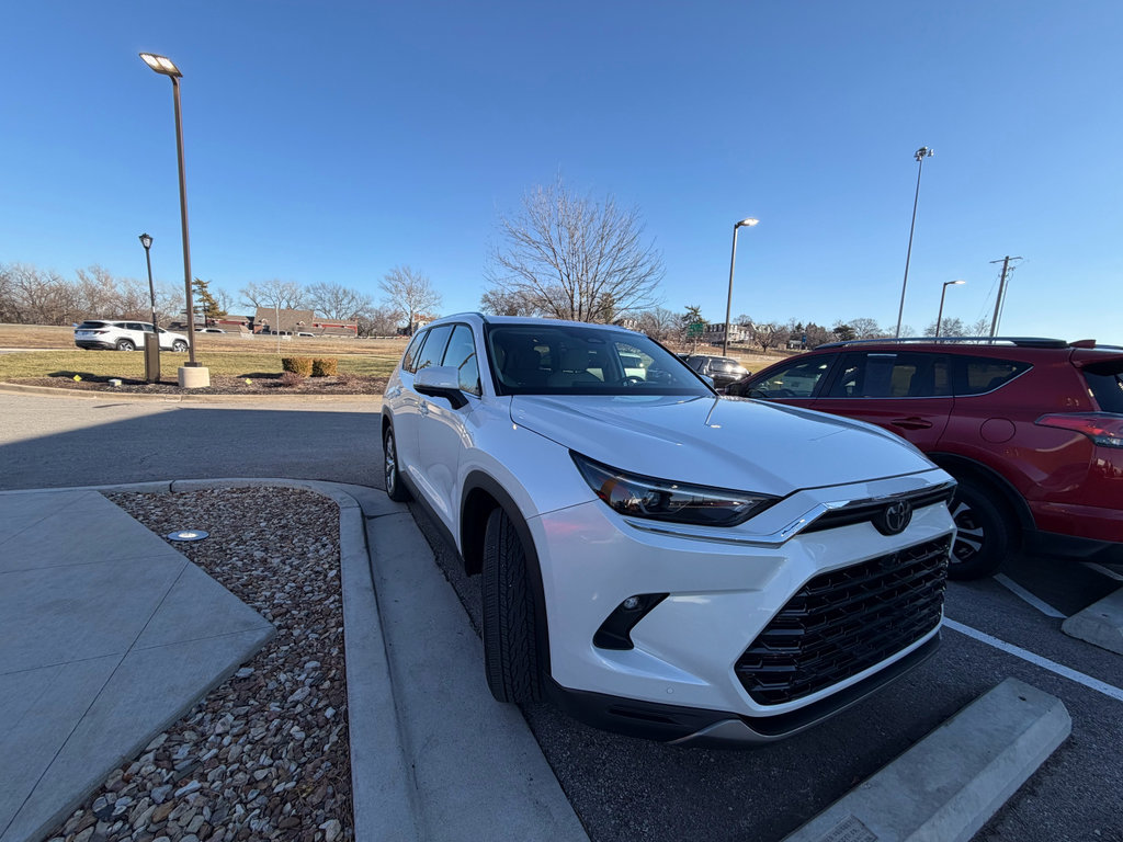Used 2024 Toyota Grand Highlander Limited image 3