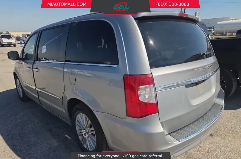 Used 2013 Chrysler Town & Country Touring-L w/ Premium Group image 2