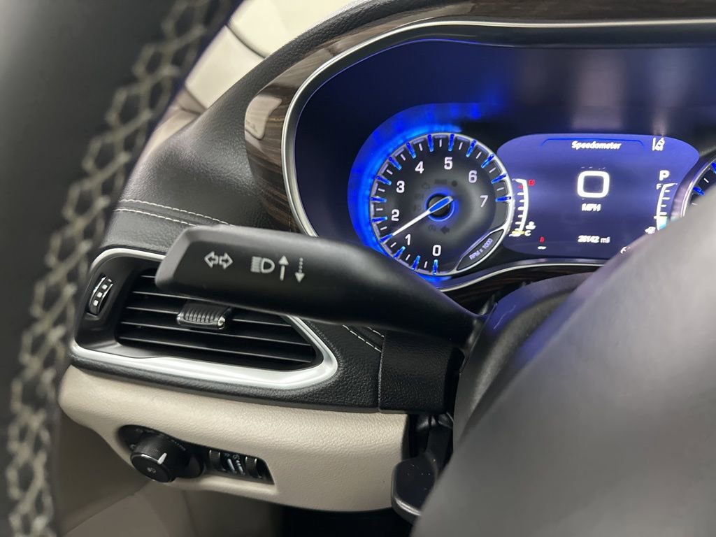 Used 2022 Chrysler Pacifica Limited w/ Uconnect Theater Family Group image 36