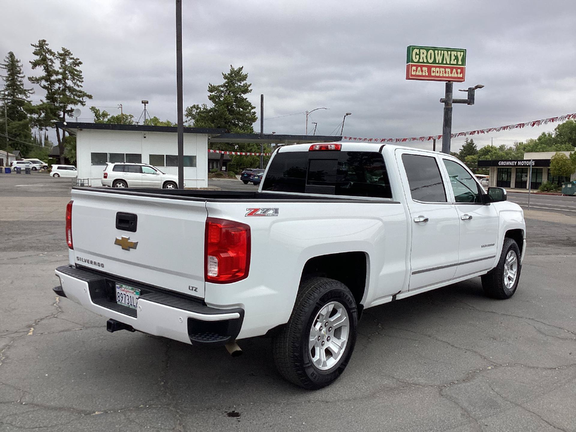 Used 2017 Chevrolet Silverado 1500 LTZ Z71 w/ LTZ Plus Package AWD/4WD image 3