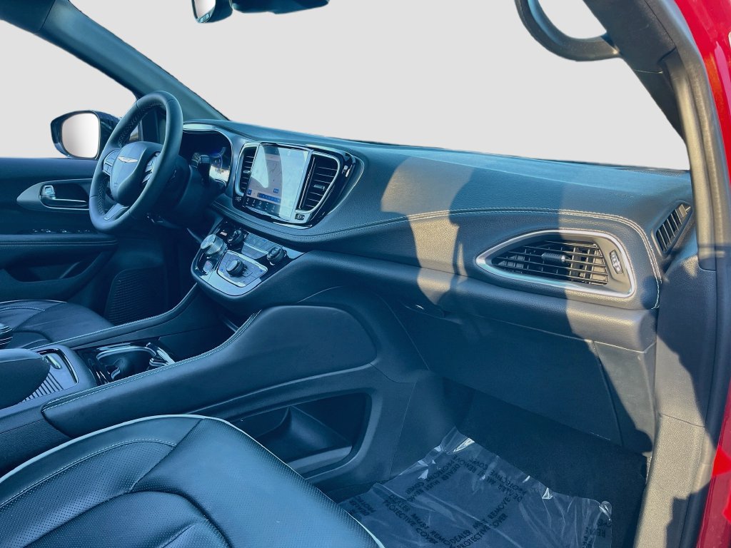 Used 2025 Chrysler Pacifica Limited FWD image 31