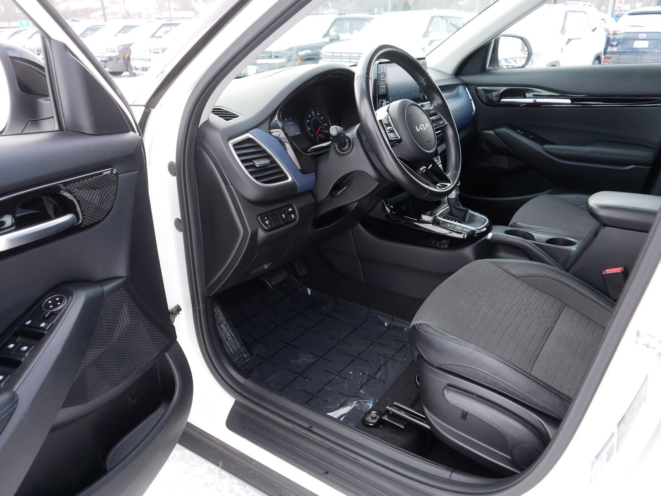 Used 2023 Kia Seltos S image 11