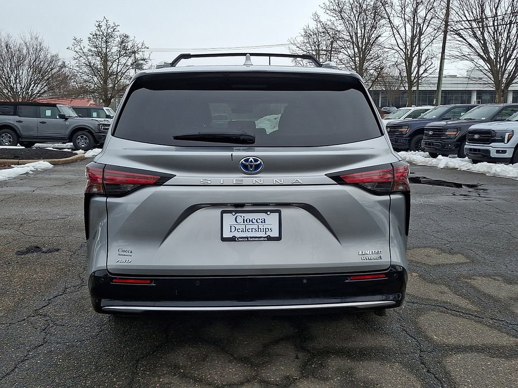Used 2021 Toyota Sienna Limited image 8