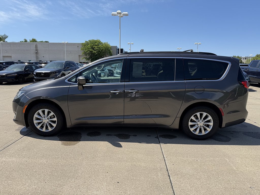 Used 2018 Chrysler Pacifica Touring Plus FWD image 3