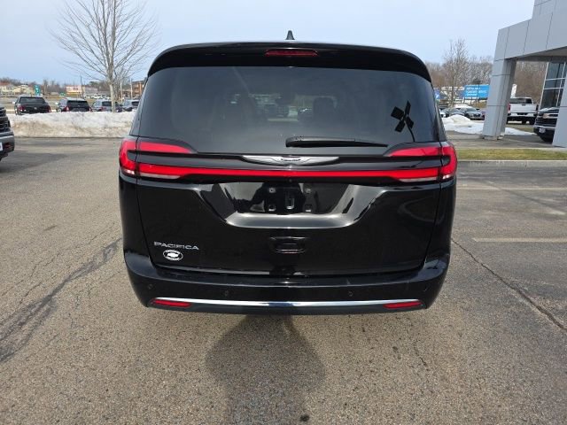 Used 2024 Chrysler Pacifica Touring-L image 3