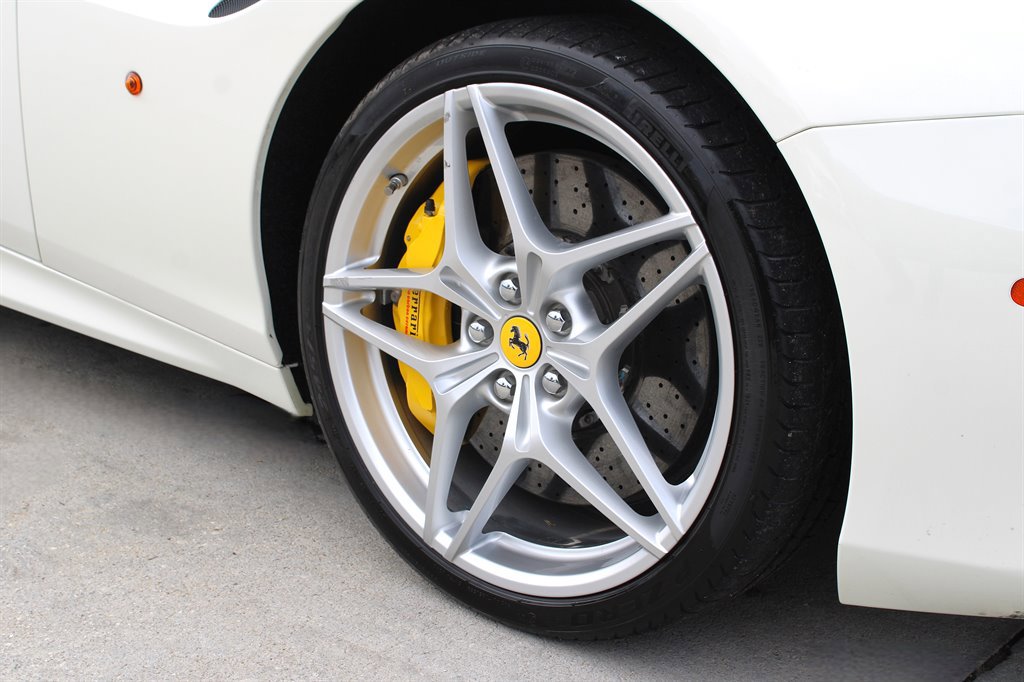 Used 2015 Ferrari California T RWD image 21