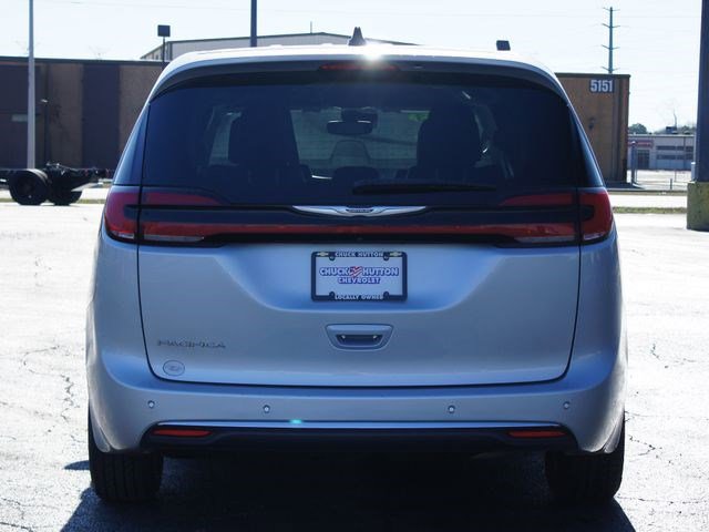 Used 2023 Chrysler Pacifica Touring-L image 3