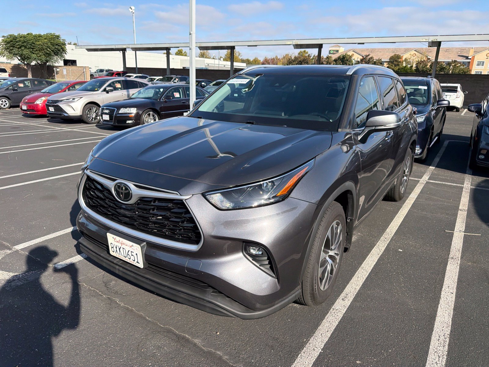 Used 2022 Toyota Highlander XLE AWD/4WD image 3
