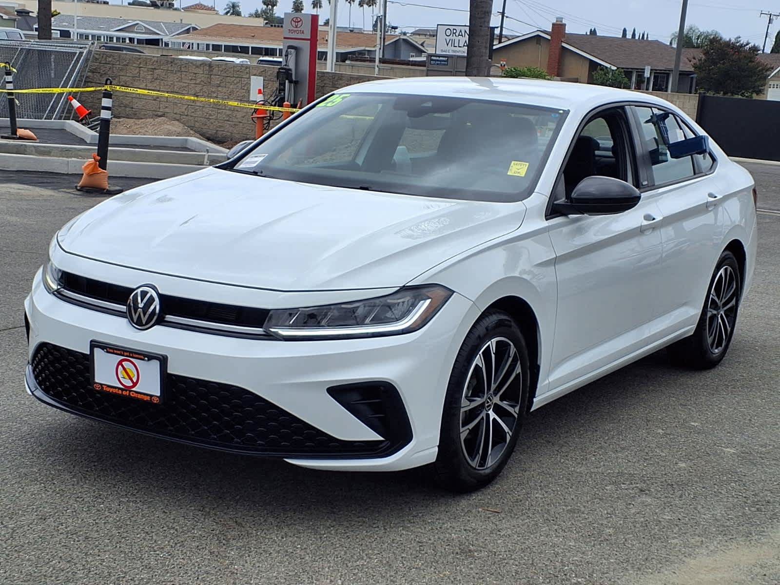 Used 2025 Volkswagen Jetta Sport FWD image 3