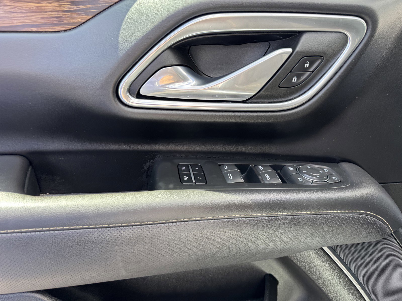 Used 2023 Chevrolet Suburban Premier image 17