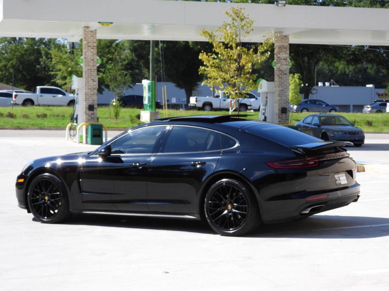 Used 2017 Porsche Panamera RWD image 36