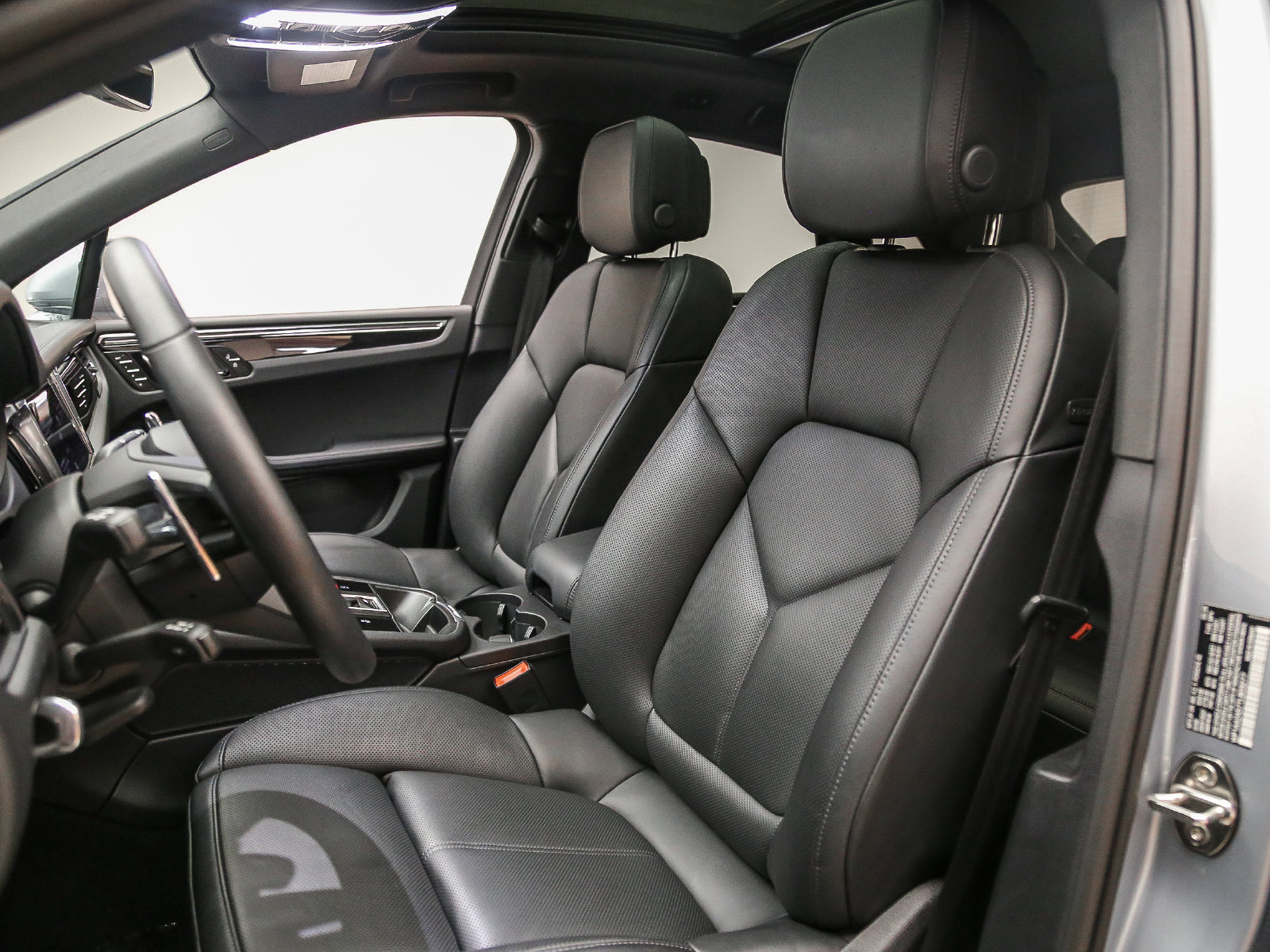 Certified 2026 Porsche Macan AWD/4WD image 5