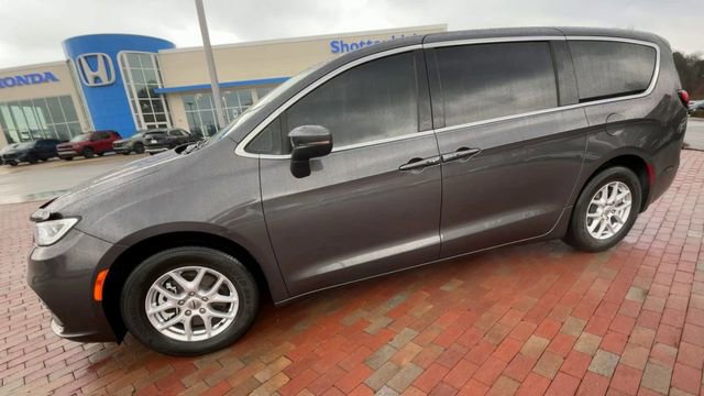 Used 2023 Chrysler Pacifica Touring-L image 6