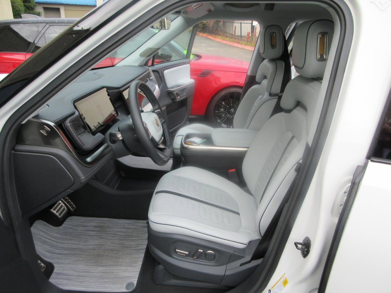 Used 2023 Rivian R1S Launch Edition image 7