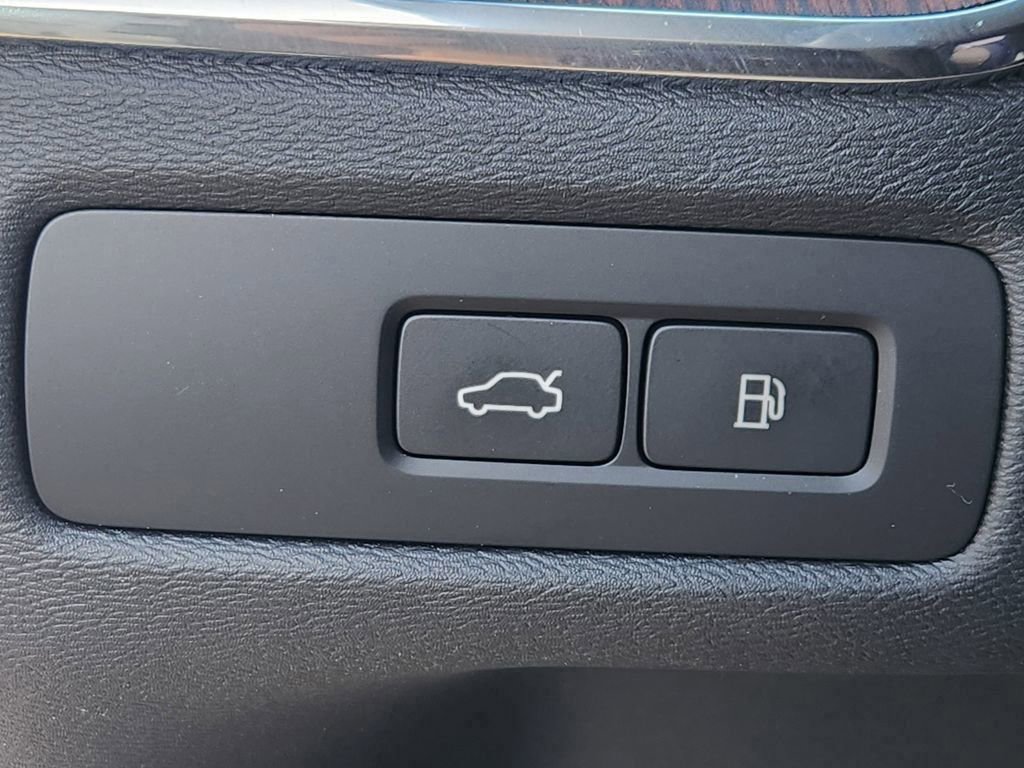 Used 2023 Volvo XC60 T8 Ultimate image 12