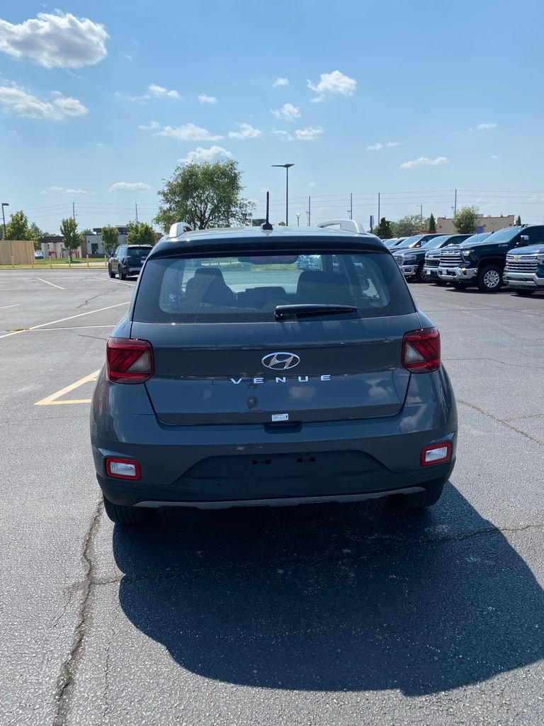 Used 2026 Hyundai Venue SEL FWD image 4