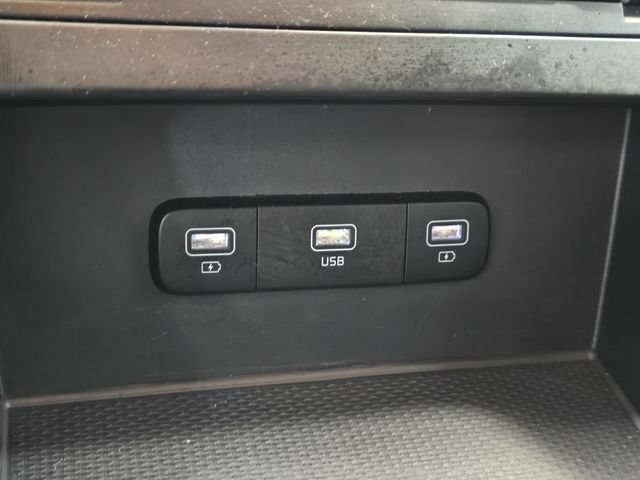Used 2023 Kia Carnival LX FWD image 17