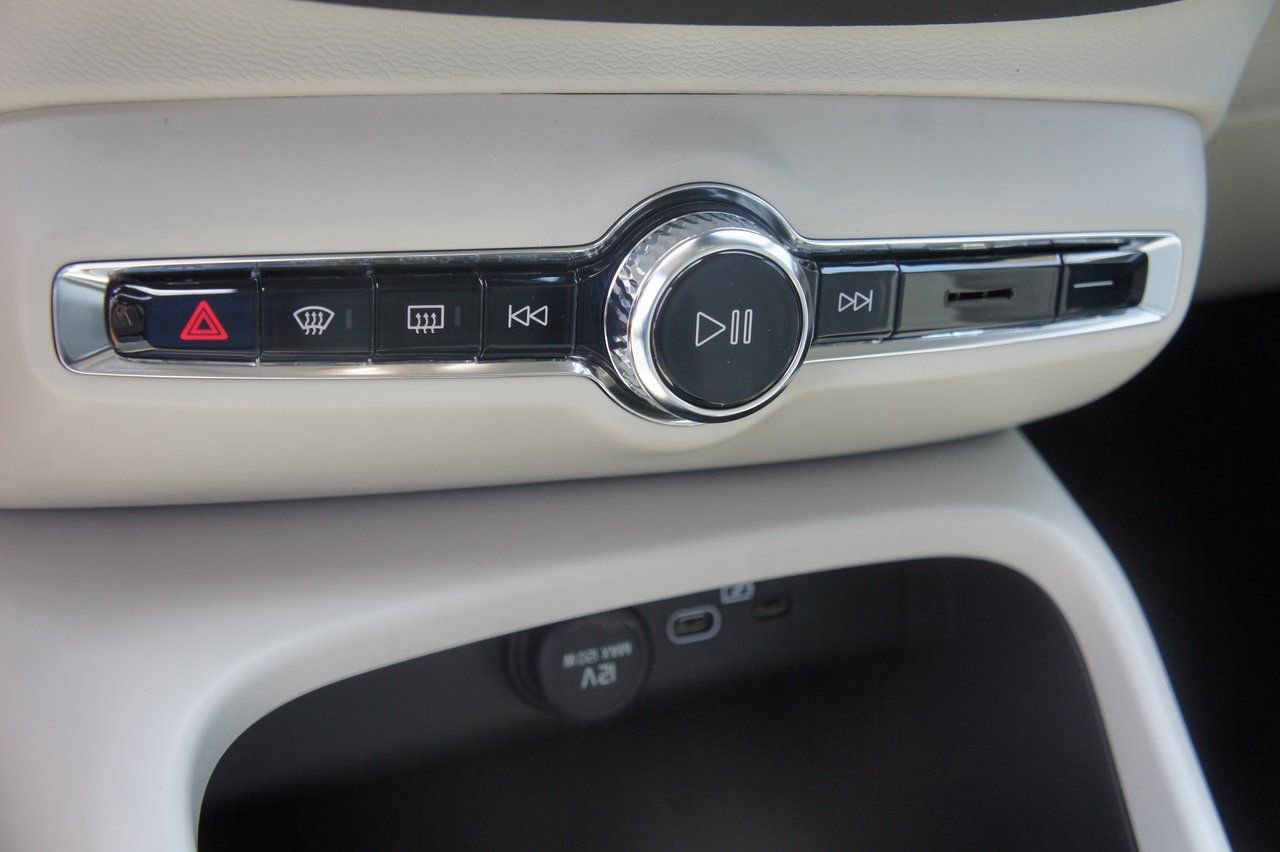 New 2026 Volvo XC40 B5 Ultra w/ Protection Package Premier image 15