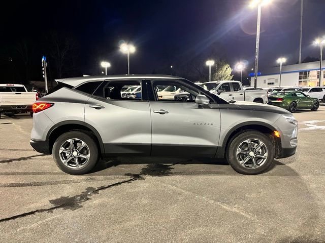 Used 2025 Chevrolet Blazer LT FWD image 5
