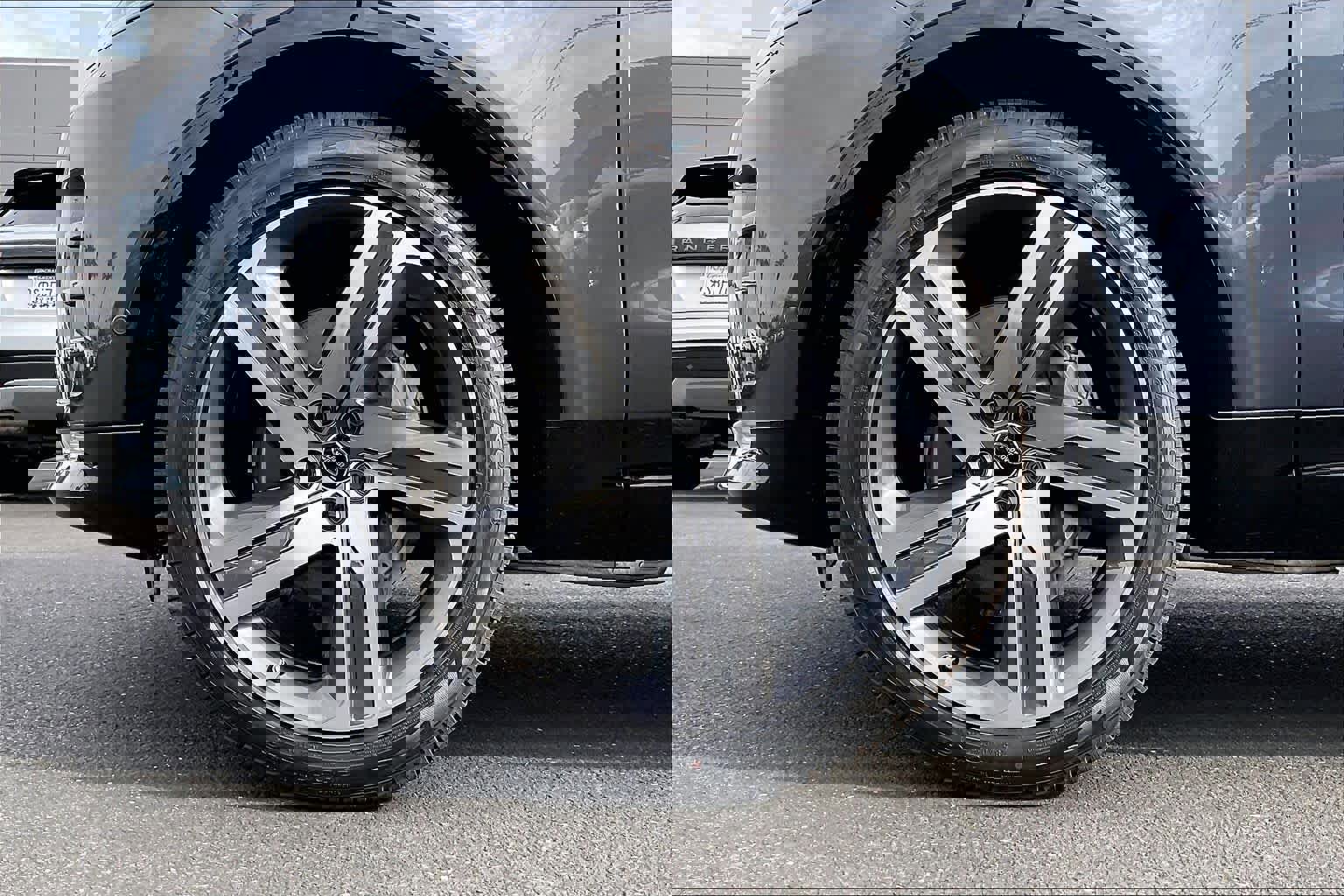 New 2026 Land Rover Discovery Dynamic SE image 14