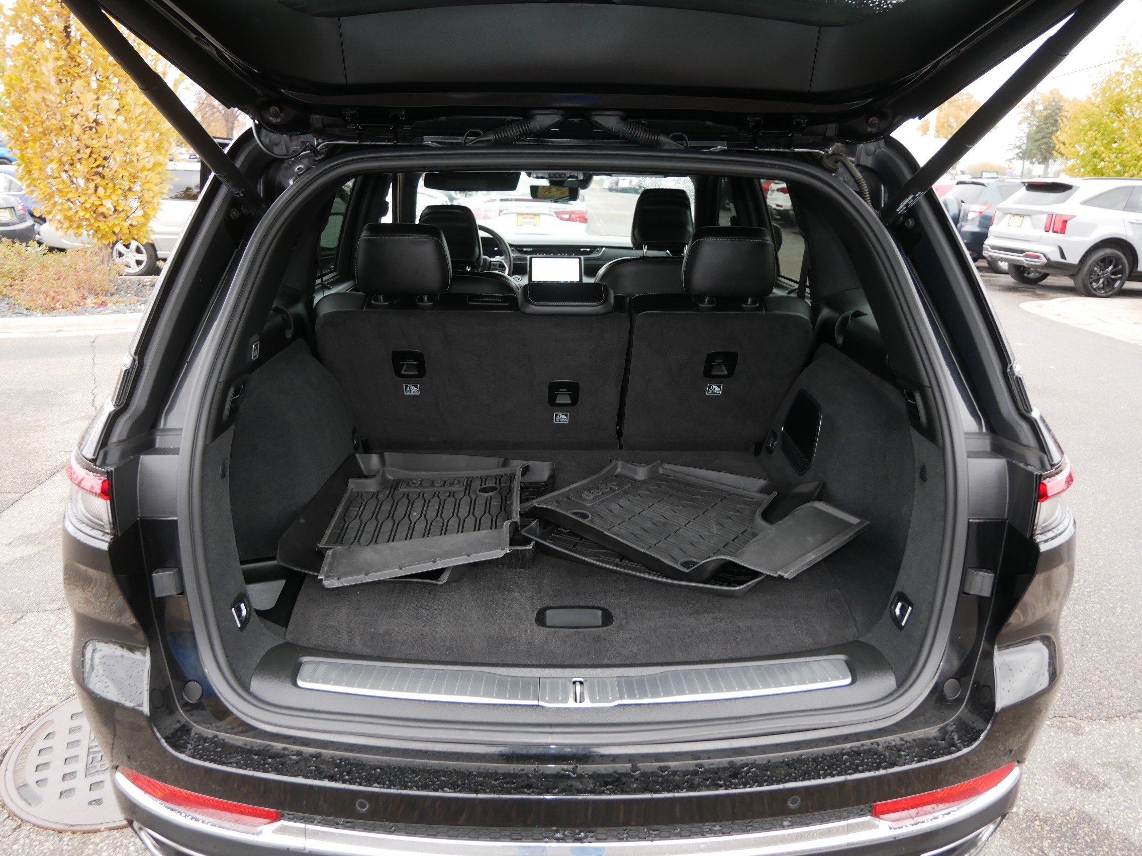 Used 2022 Jeep Grand Cherokee Overland w/ Luxury Tech Group IV image 18