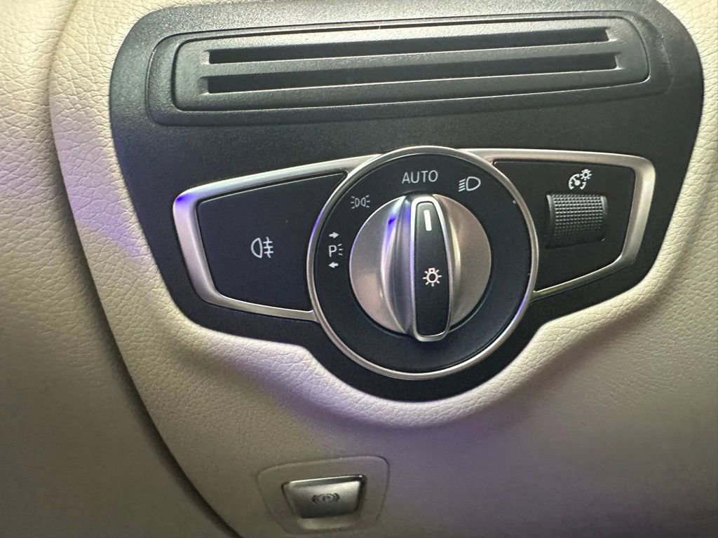 Used 2022 Mercedes-Benz GLC 300 image 11