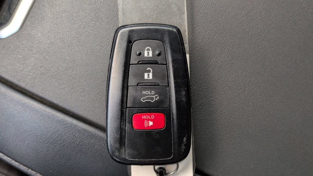 Used 2023 Toyota Highlander LE FWD image 23