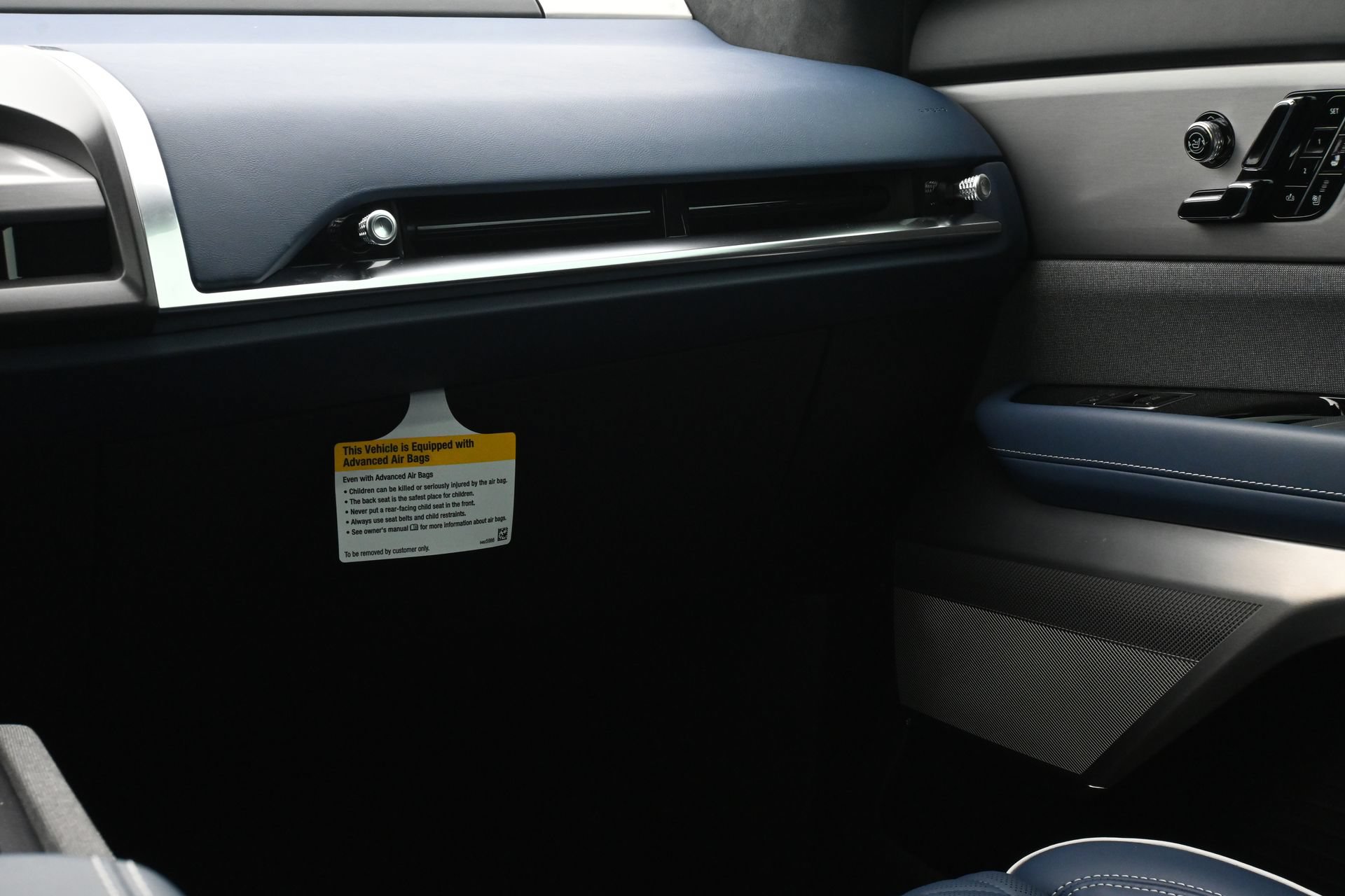Used 2026 Cadillac Vistiq Premium Luxury w/ LPO, Floor Liner Package AWD/4WD image 9