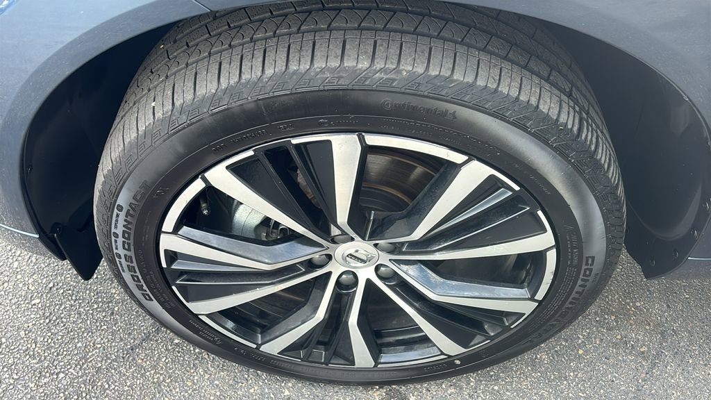 Certified 2025 Volvo XC60 B5 Plus AWD/4WD image 32