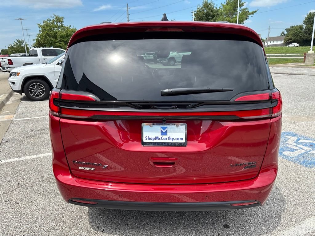 New 2027 Chrysler Pacifica Limited w/ Family Tech Group AWD/4WD image 11