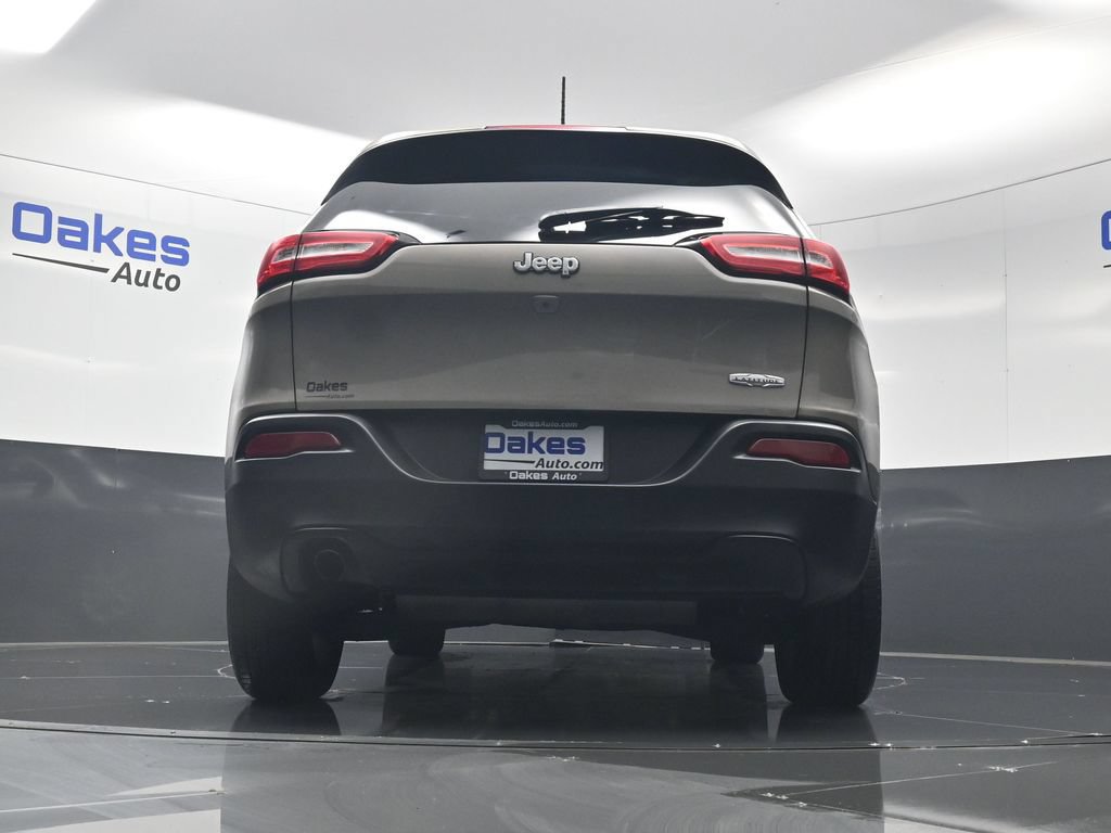 Used 2017 Jeep Cherokee Latitude w/ Cold Weather Group FWD image 39