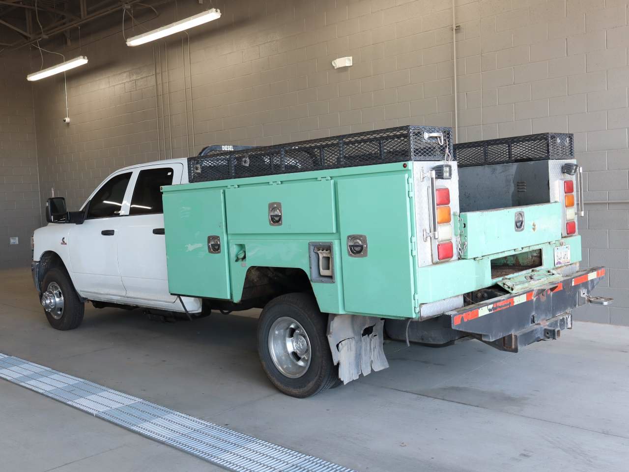 Used 2023 RAM 3500 Tradesman w/ Chrome Appearance Group AWD/4WD image 3