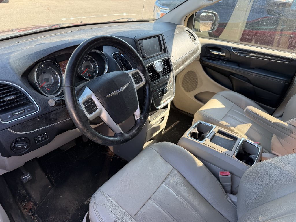 Used 2015 Chrysler Town & Country Touring w/ Driver Convenience Group FWD image 3