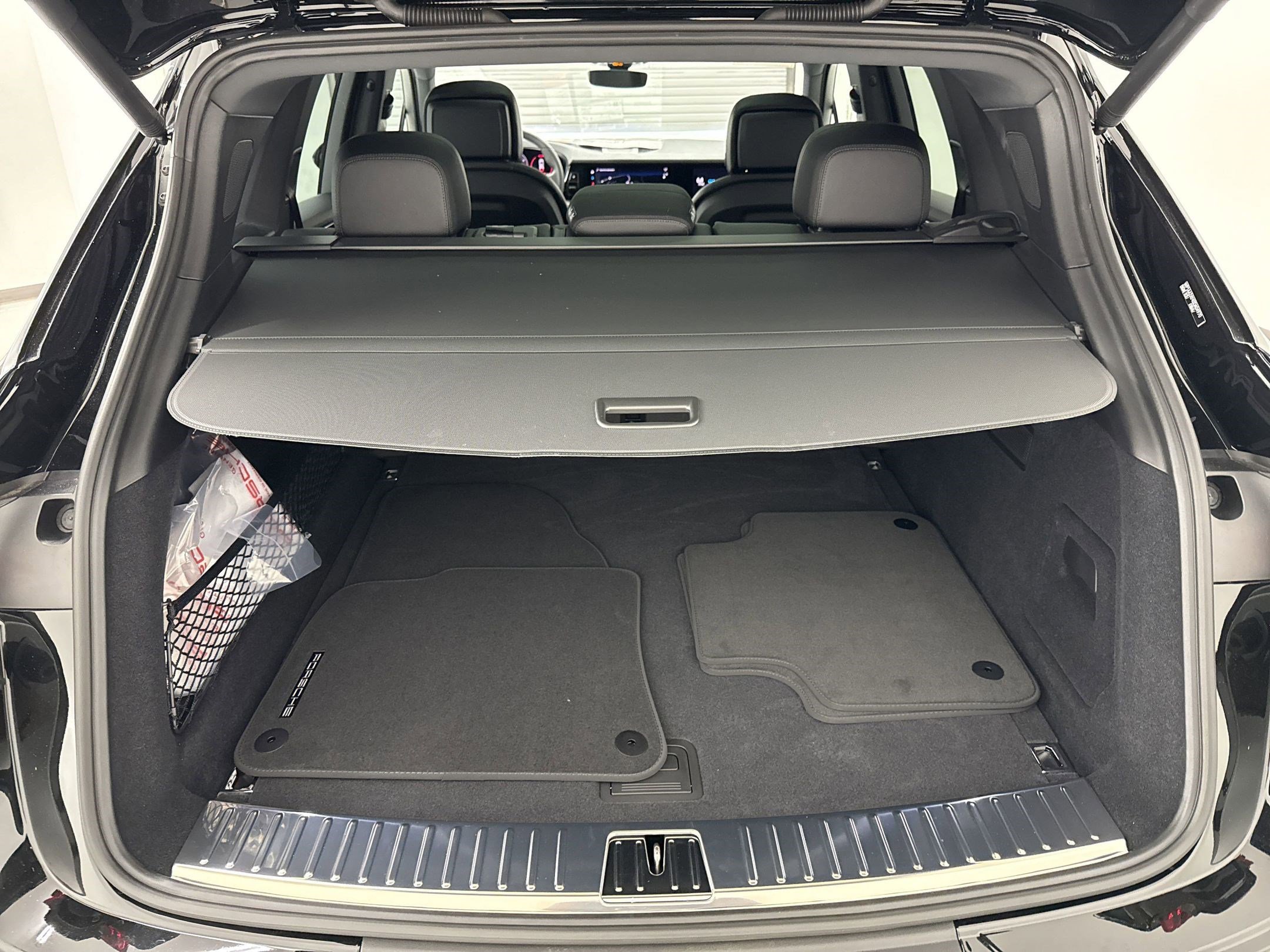 Used 2025 Porsche Cayenne image 33