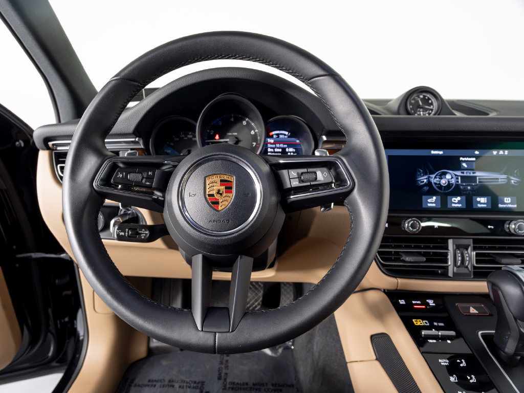 Certified 2026 Porsche Macan AWD/4WD image 4